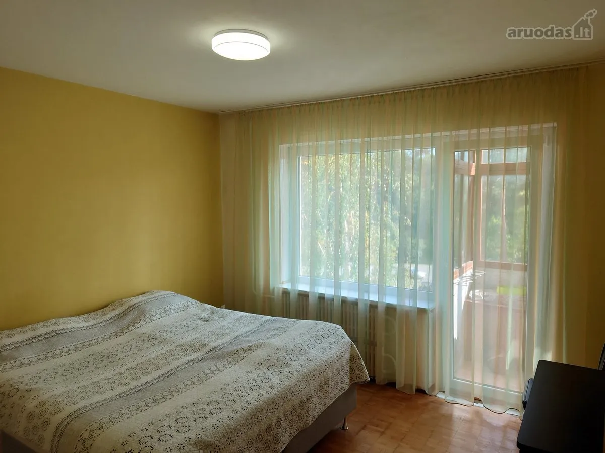 Tvarkingas trijų kambarių butas, yra rūsys.